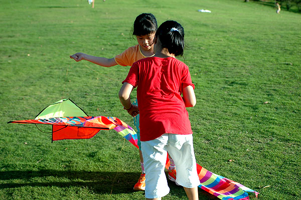 Dziewczynki z latawcem - zdjęcia z Chin