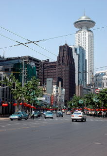 Plac Ludowy i hotele