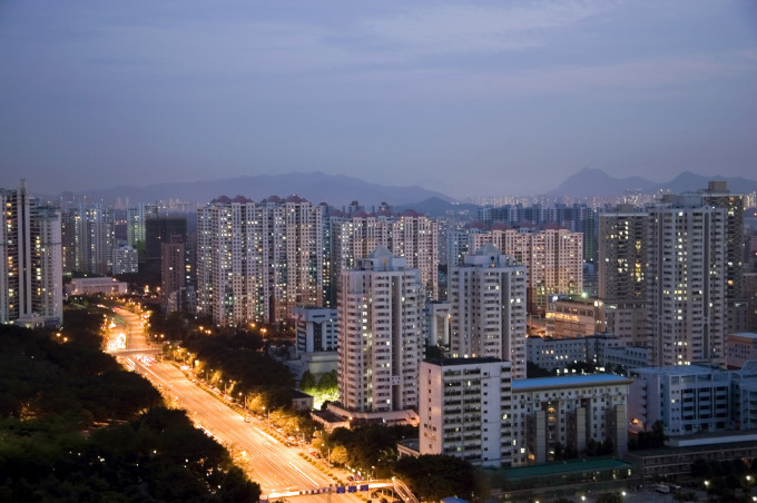 Ulica YiTian w Shenzhen nocą - zdjęcia z Chin