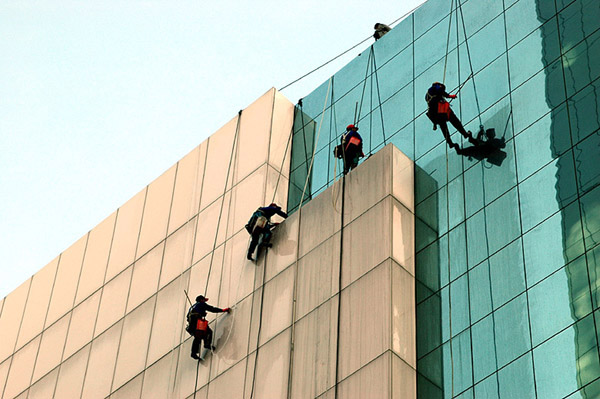 Mycie okien na wysokościach - zdjęcia z Chin