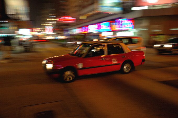 Taxi w Hong Kongu nocą - zdjęcia z Chin